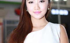 校花被三人拖去野外爆